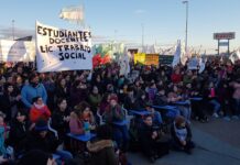 La UNTDF marcha en defensa de la Educación Pública