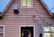 Allanaron la casa de Silvana Saromé y encontraron un celular robado