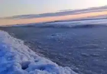 Al norte de la provincia se congelaron las olas del mar