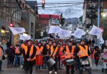 Municipales de Ushuaia conformes con los pases a planta pero no con el aumento