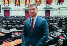 Buscan al exdiputado libertario pedófilo