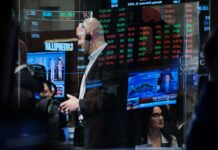 Las acciones cayeron hasta 9% y el riesgo país superó los 1700 puntos