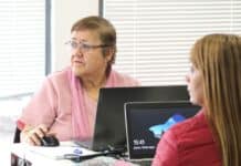 Brindan talleres gratuitos de inclusión digital para adultos mayores