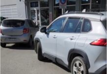 Puso marcha atrás y atropelló a su marido