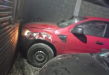 Manejaba borracho y chocó contra una casa