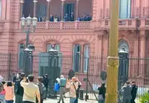 Milei salió al balcón de la Rosada y manifestantes lo repudiaron