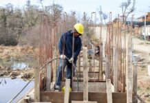 Hacen obras de agua y cloaca para conectar a 100 familias de Tolhuin