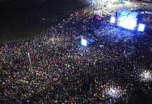 Una multitud acompaño la fiesta del encedido del arbolito en Río Grande