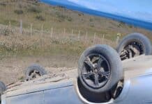 Volcaron en El Porvenir y buscan los bolsos de los ocupantes del auto