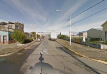 Volvió a su casa y se encontró con un ladrón abajo de la cama