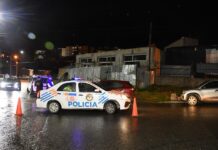 Fue detenido por conducir borracho y le pegó a los policías