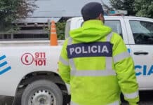Un patrullero chocó contra tres autos estacionados