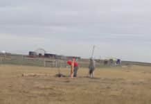 Dos operarios trabajan en la instalación de un alambrado de 5000 mts. en la Ruta 7