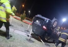 Perdió el control del auto y volcó