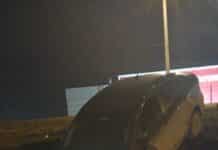 Llevaba tobillera electrónica, robó un auto y lo volcó