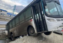 Puso marcha atrás y desbarrancó