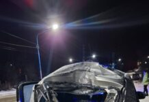 Perdió el control del auto y chocó contra un poste de luz