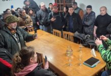Vecinos de Tolhuin enfrentaron a la Ministra Castillo por los cortes de luz