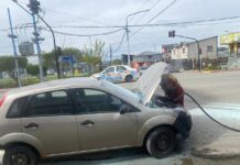 Iba manejando y se le prendió fuego el auto
