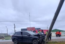 Chocó contra un poste de luz
