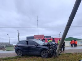 Chocó contra un poste de luz
