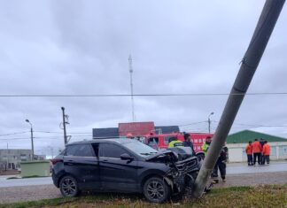 Chocó contra un poste de luz