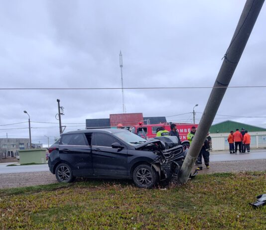 Chocó contra un poste de luz