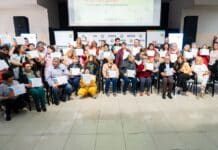111 vecinos recibieron su certificado de finalizacion de educación primaria
