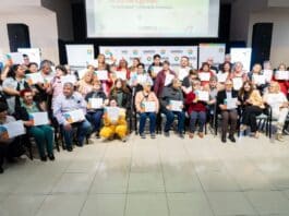 111 vecinos recibieron su certificado de finalizacion de educación primaria