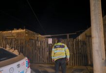 Prendieron fuego un colchón sobre la cancha de césped sintético