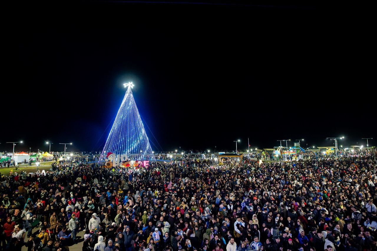 Una multitud celebró el encendido del árbol en Río Grande