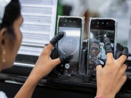 Pese a la baja de aranceles los celulares importados valen el doble que en Chile o EEUU