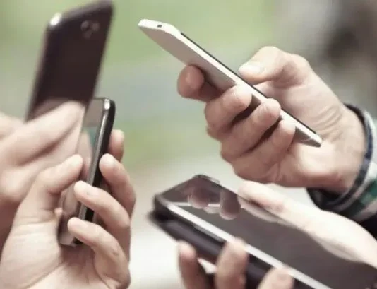 Arancel cero para celulares: Adorni prometió “mejores precios para todos”