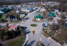 Rompió el vidrio de un local, molestó a los vecinos y quedó detenido