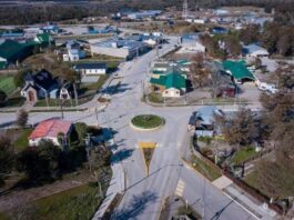Rompió el vidrio de un local, molestó a los vecinos y quedó detenido