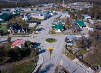 Rompió el vidrio de un local, molestó a los vecinos y quedó detenido