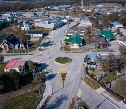 Rompió el vidrio de un local, molestó a los vecinos y quedó detenido