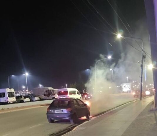 Se incendió el motor de un auto