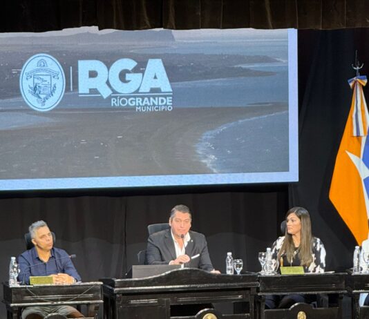 “La provincia transita un desorden institucional”