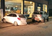 Chocó dos autos estacionados y se fue, pero lo encontraron