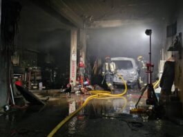 Un auto se prendió fuego dentro del taller mecánico