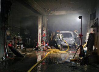Un auto se prendió fuego dentro del taller mecánico