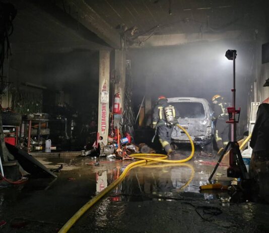 Un auto se prendió fuego dentro del taller mecánico