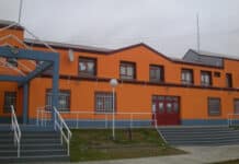 Alumnos del Colegio Haspen realizan una sentada en reclamo por el gimnasio