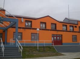 Alumnos del Colegio Haspen realizan una sentada en reclamo por el gimnasio