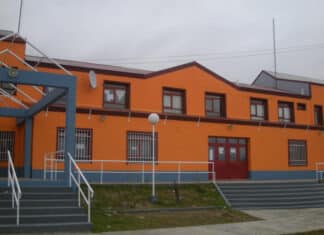 Alumnos del Colegio Haspen realizan una sentada en reclamo por el gimnasio
