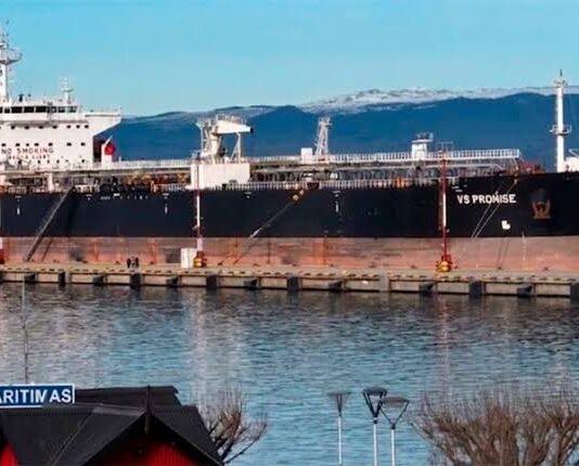 Cuántos permisos tiene que tener un buque petrolero para llegar al puerto intervenido de Ushuaia