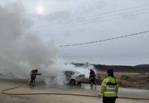 Se le prendió fuego el auto mientras manejaba