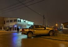 Chocó autos estacionados, se enojó con los policías y quedó detenido