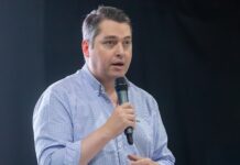 “Lo que hace el presidente va a contramano de lo que anunció”
